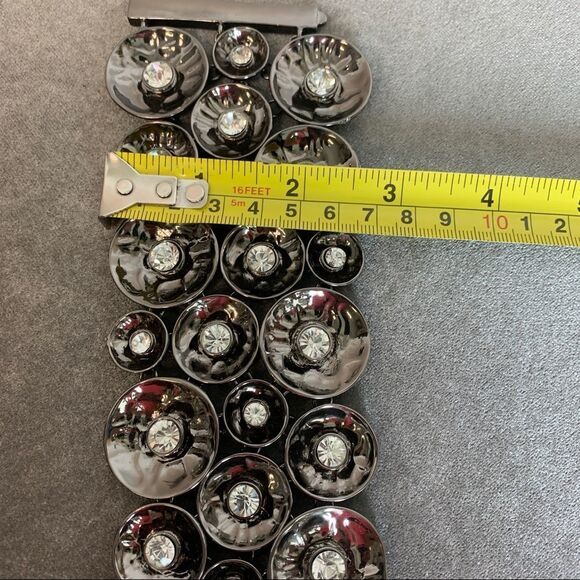 Dark Silvertone hammered metal circular rhinestone cluster magnetic bracelet - Picture 8 of 9